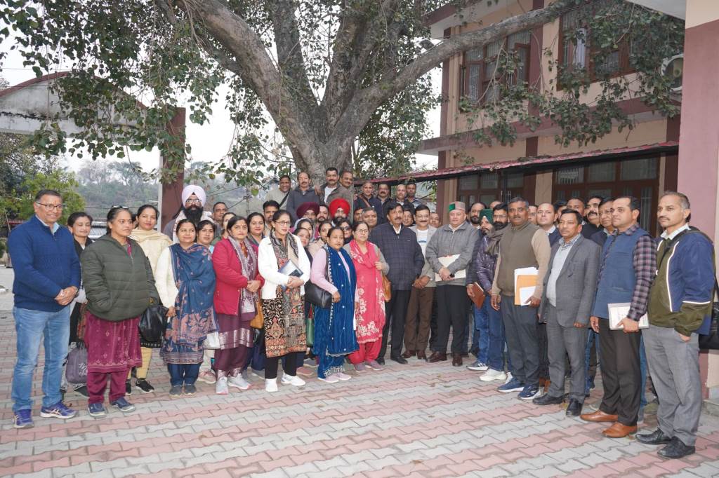 हरोली में विकास कार्यों की समीक्षा उप मुख्यमंत्री ने ली अधिकारियों की बैठक विकास कार्यों को गति देने व समयबद्ध पूर्णता के दिए निर्देश